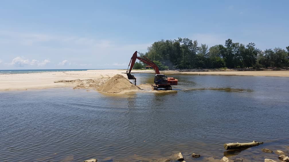 Proses Pendalaman Muara Sungai Kuala Ibai Permudah Nelayan Ke Laut