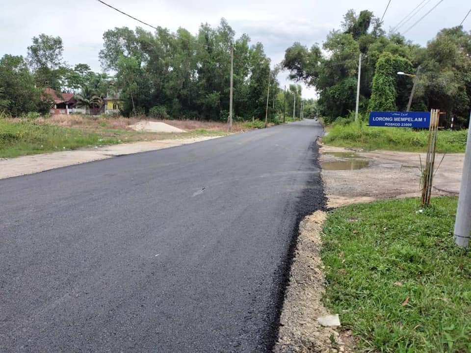 Jalan Utama Ke Kampung Pinang Merah Dinaiktaraf