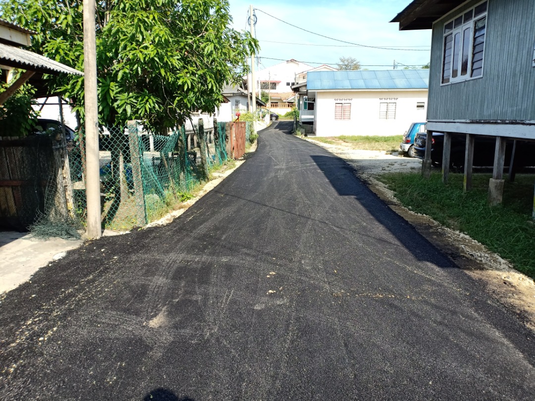 25 Jalan Di DUN Batu Buruk Selesai Diturap