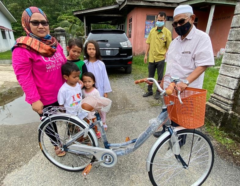 Ibu Enam Anak Bersyukur Terima Bantuan Basikal