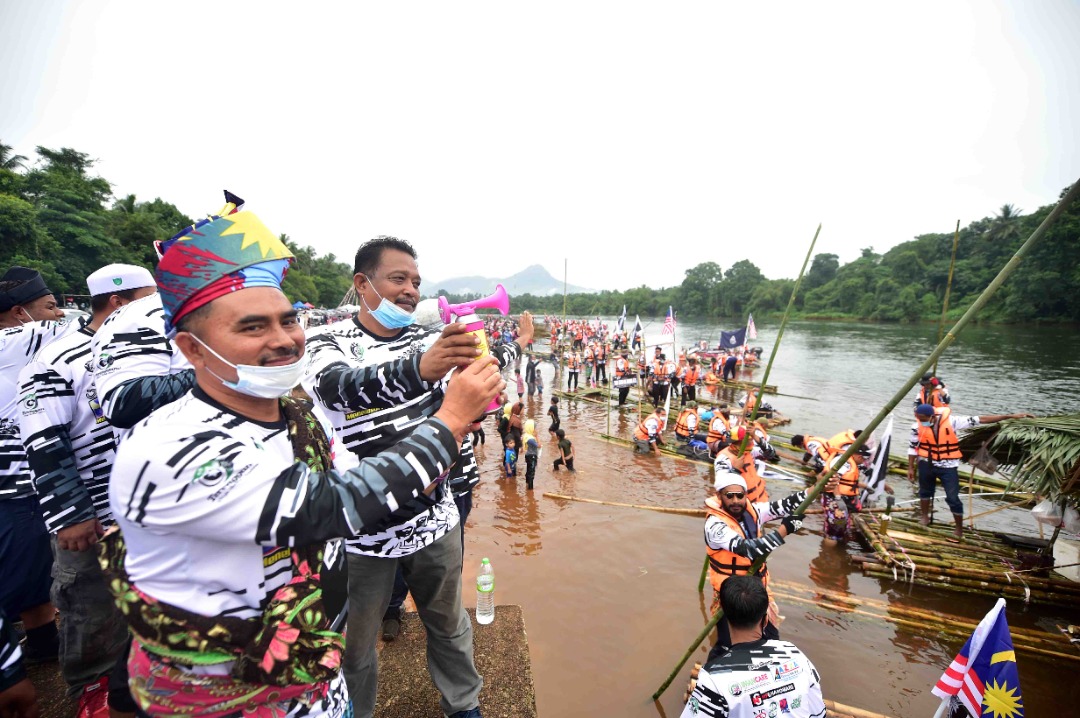 Lima Jam Susuri Sungai Dengan Semangat Pahlawan