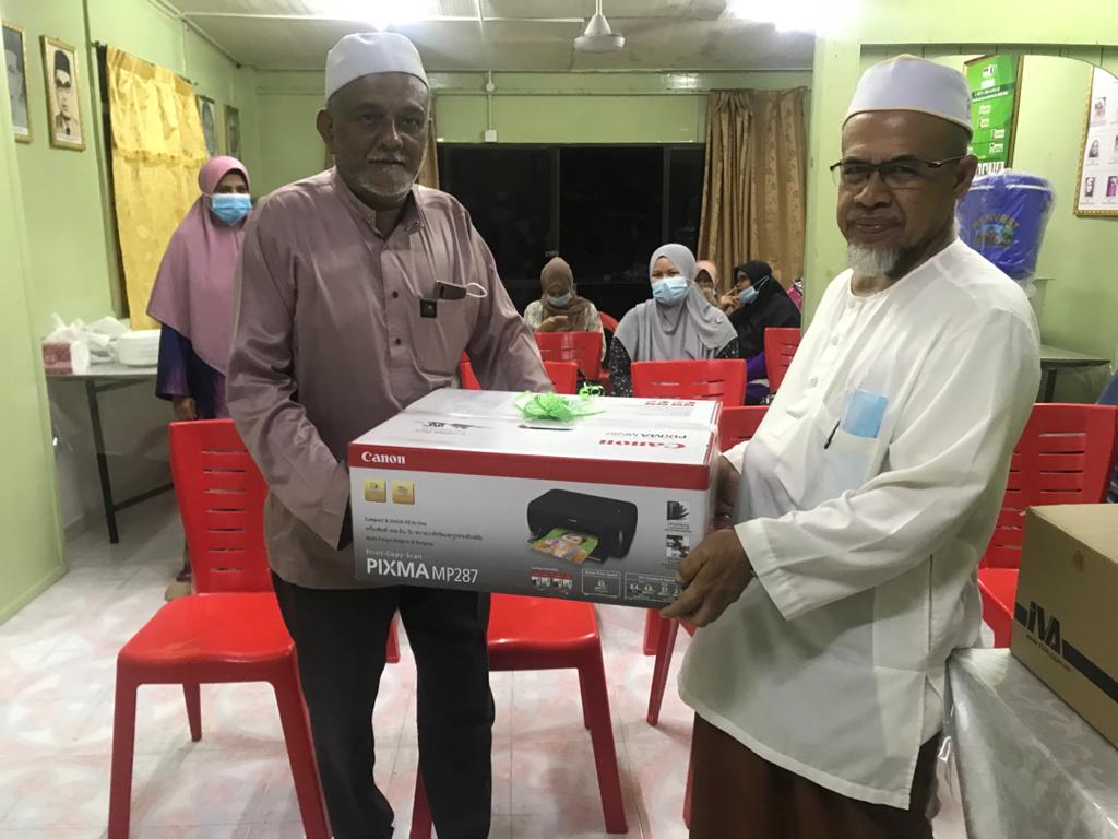 Tiga MPKK Terima Sumbangan Ahli Parlimen Kuala Terengganu