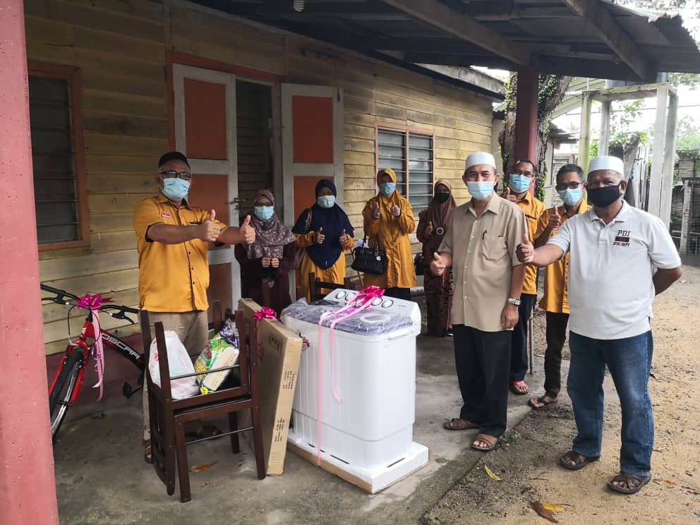 Nelayan Terharu Terima Mesin Basuh