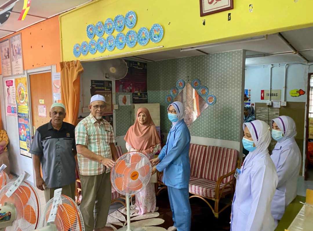 Sumbangan Kipas Angin Untuk Keselesaan Pesakit Klinik Desa Padang Jambu