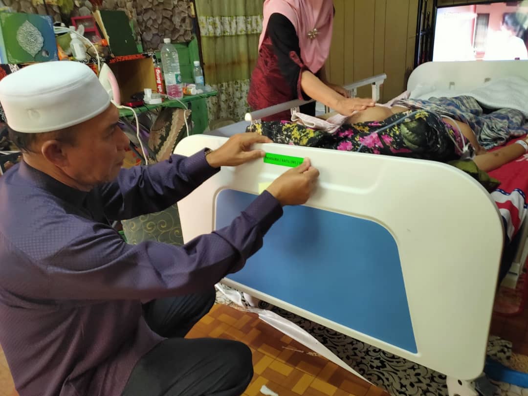 Dua Pesakit Terharu Terima Katil Wakaf