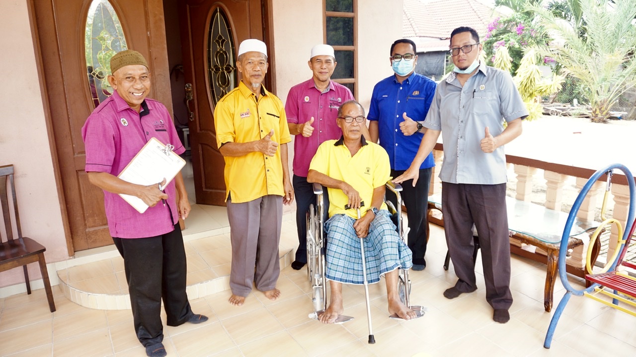 Bekas Mekanik Terima Bantuan Kerusi Roda