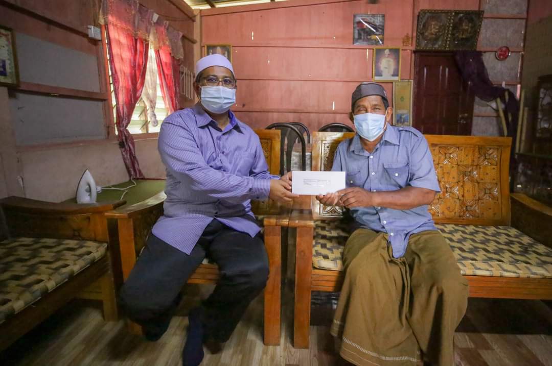 Lima Pesakit Terima Bantuan Kewangan