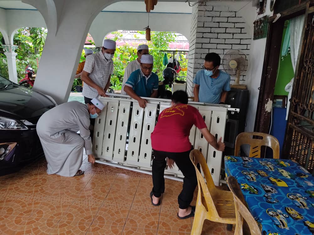 Warga Emas Terharu Terima Sumbangan Katil Wakaf