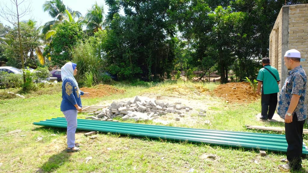 Ruzita Lega Terima Bantuan Atap