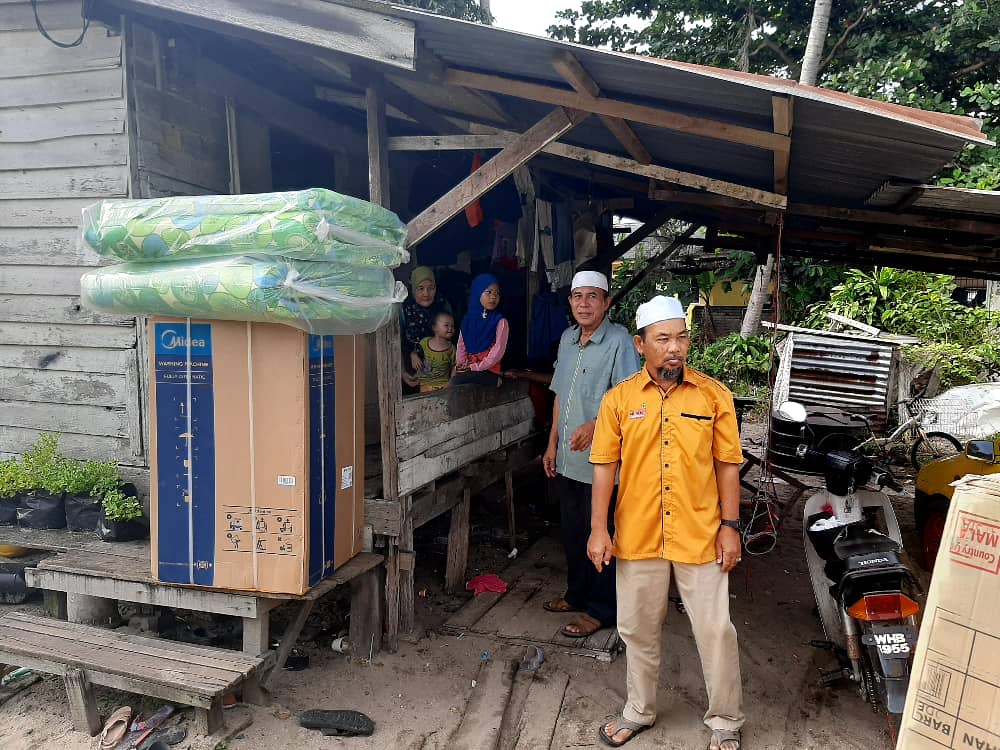Dua Keluarga Terharu Terima Sumbangan Barangan Elektrik