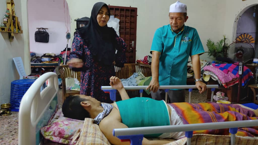 Terharu Terima Sumbangan Katil