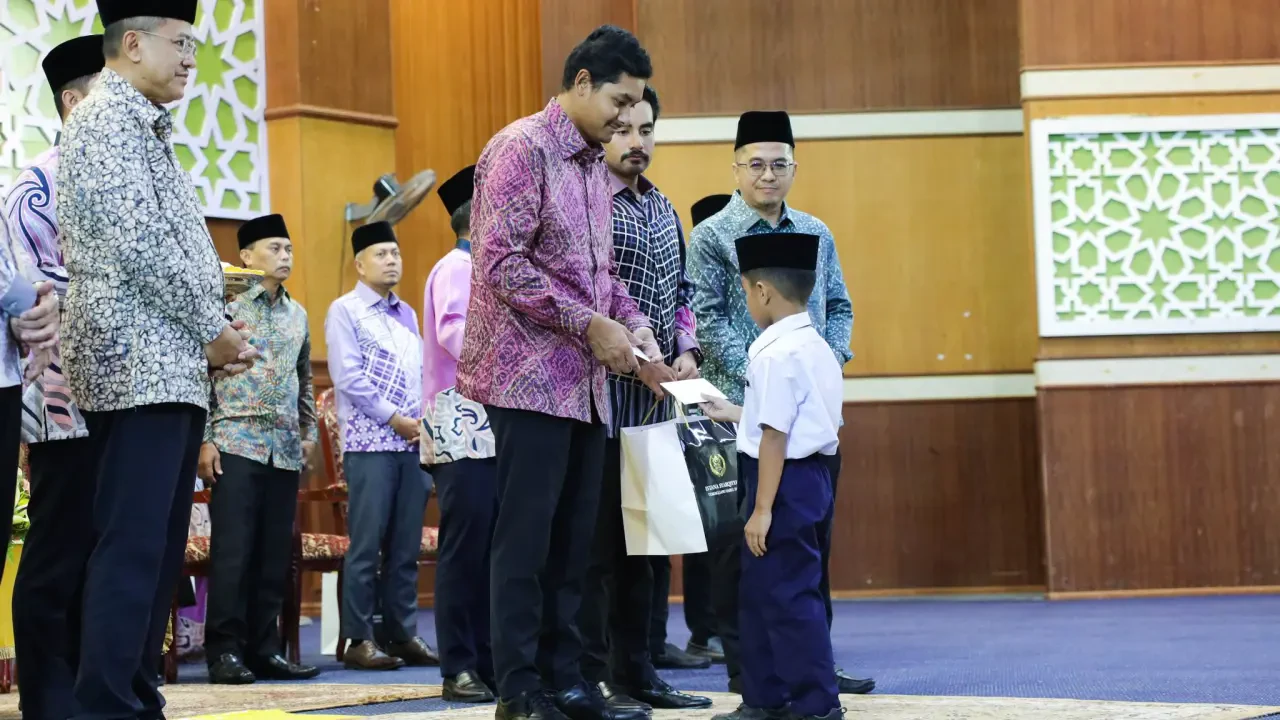 Sentuhan Kasih Diraja : 300 Pelajar Terima Kurniaan Hari Raya