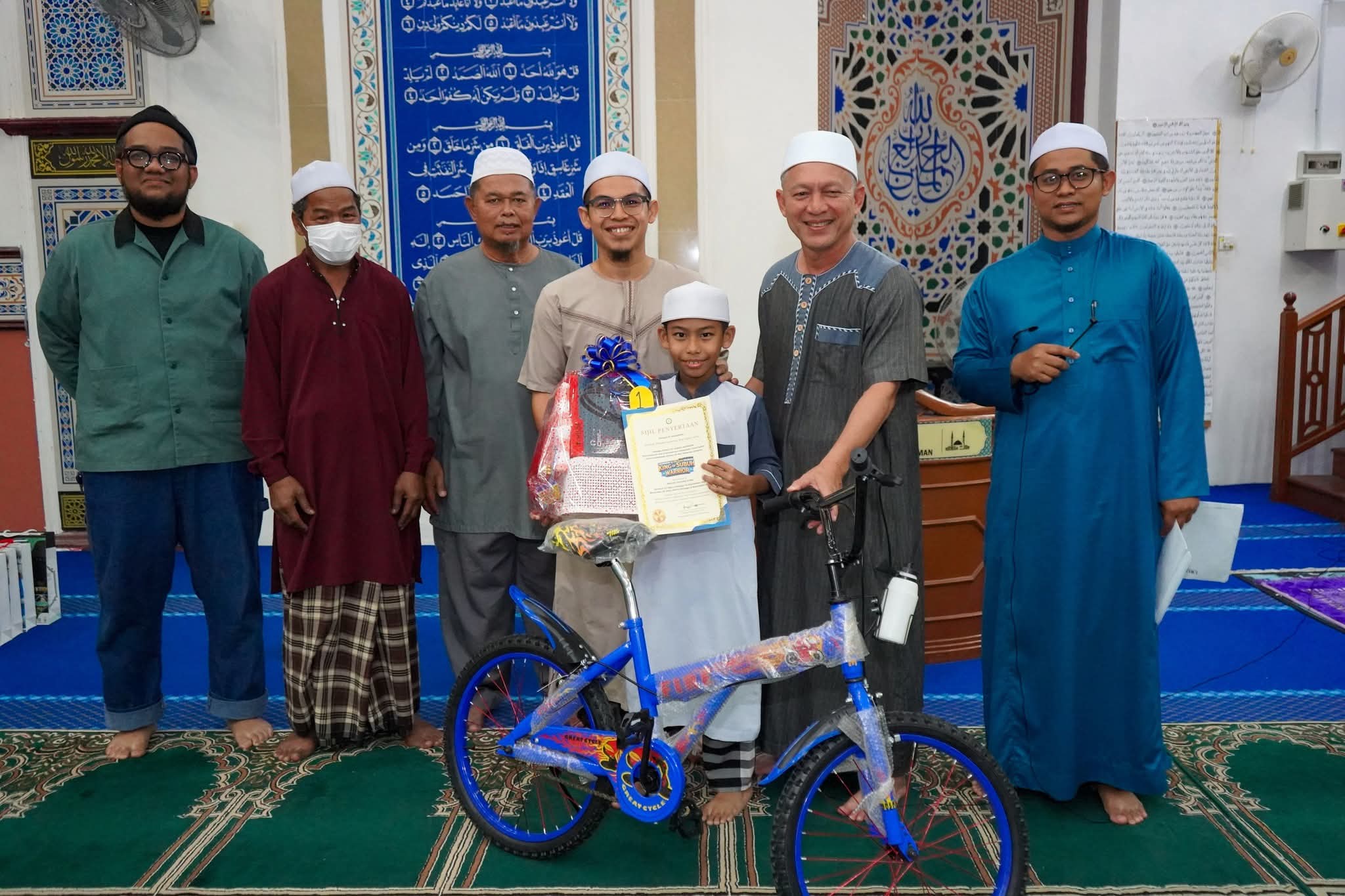 Kanak-kanak Solat Subuh Berjemaah di Masjid Dapat Basikal
