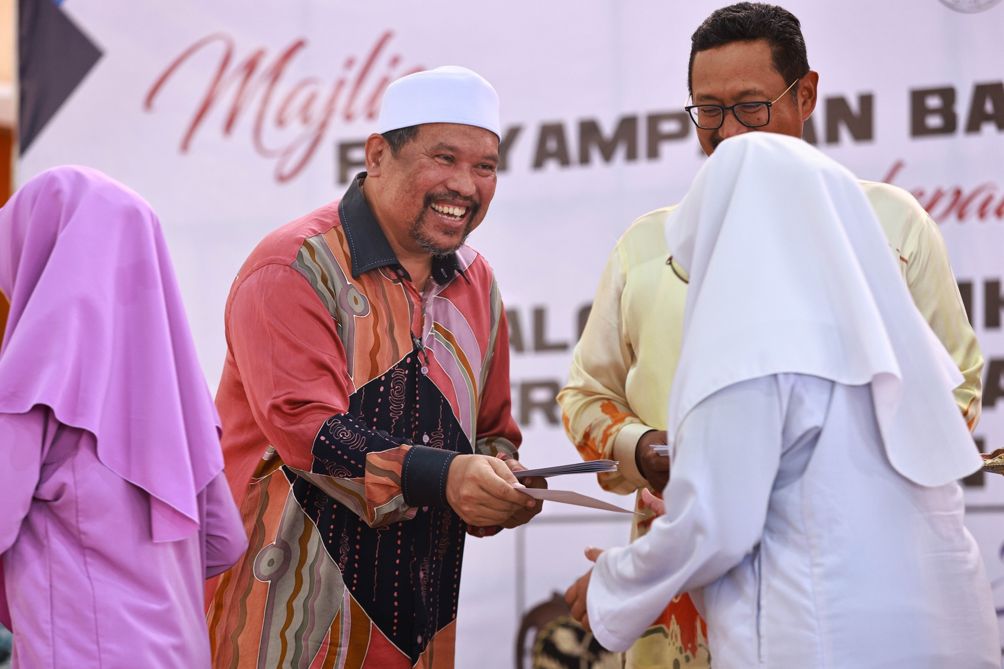 2,495 Calon SPM, STPM Dungun Terima Bantuan One-Off RM100