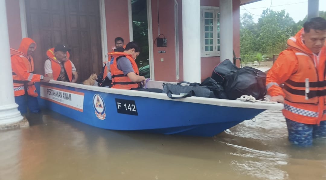 ‘Oyen’ Antara Mangsa Diselamatkan Ketika Operasi Selamat Banjir