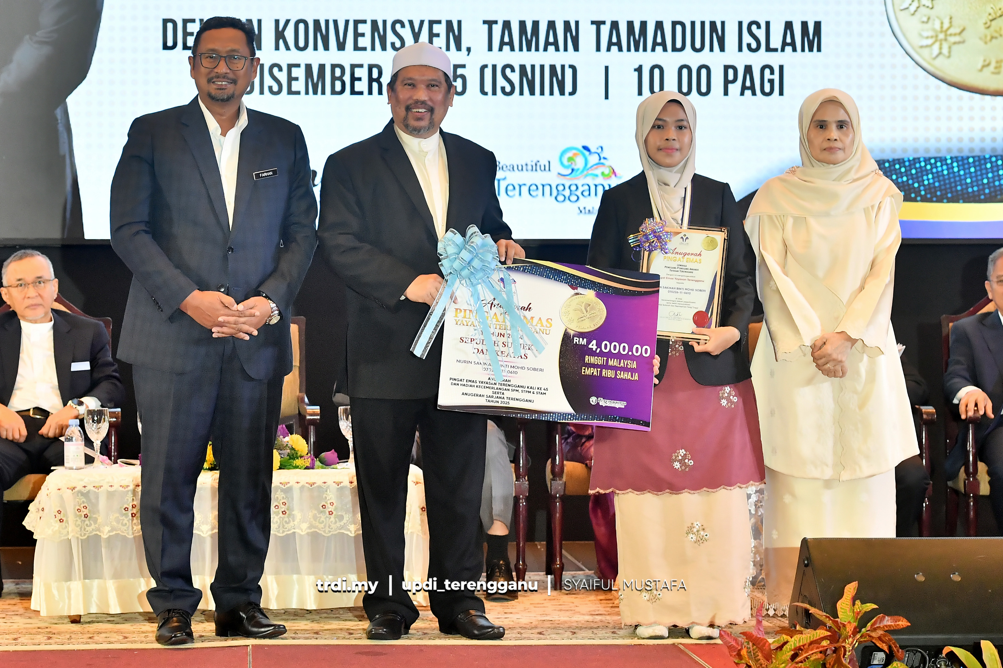 Dua Gadis Kampung Terima Anugerah Emas, Sarjana