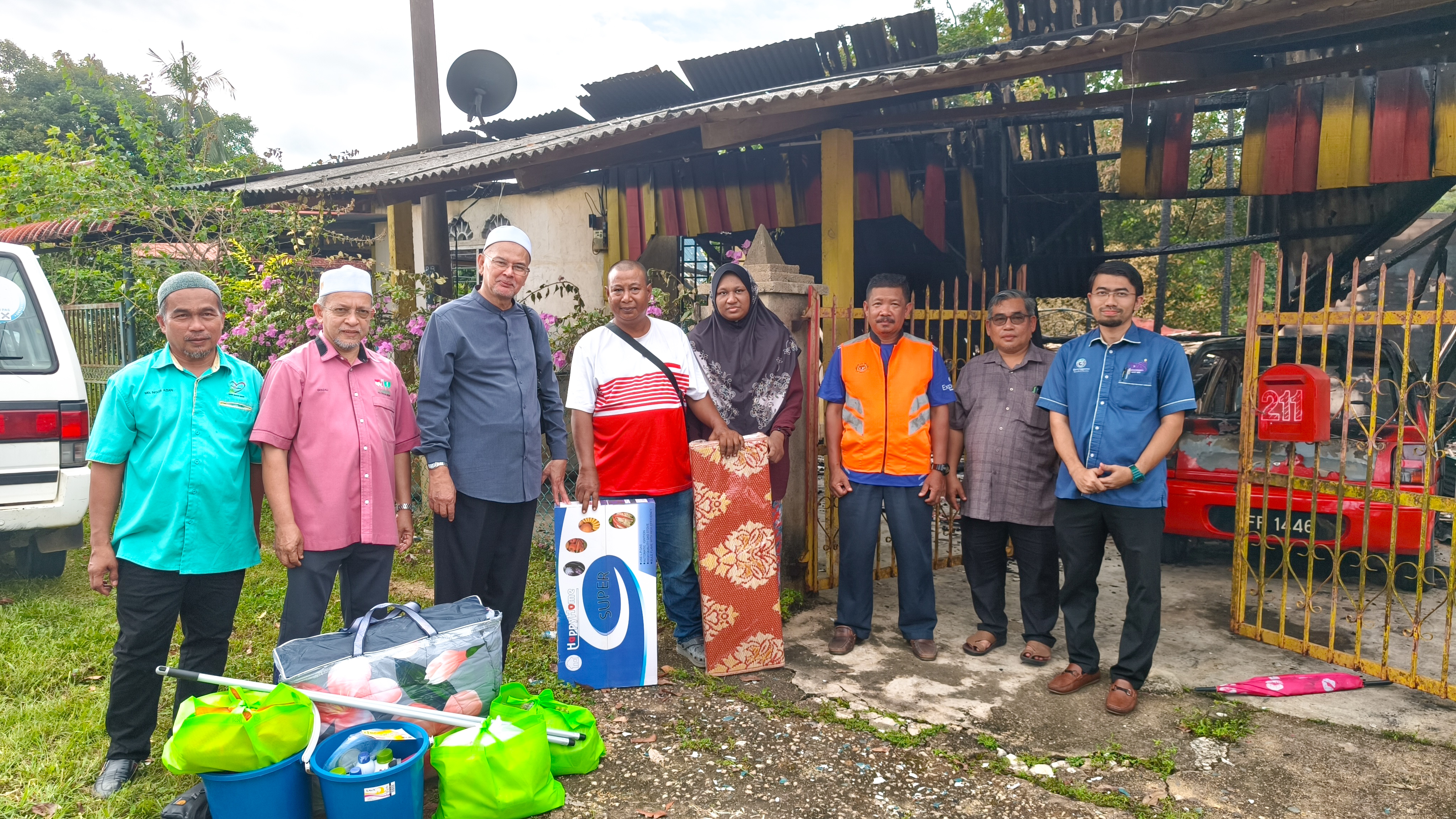 Kediaman Musnah Terbakar, Suami Isteri Tinggal Sehelai Sepinggang 