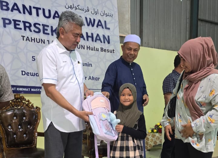 586 Pelajar Dan Asnaf Menerima Manfaat Agihan Beg Sekolah