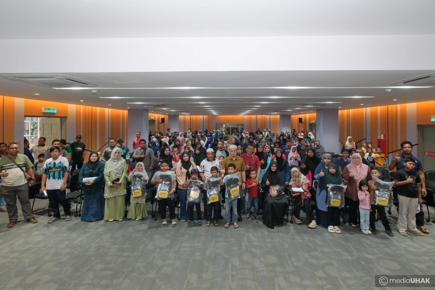 120 Pelajar DUN Tepoh Terima Bantuan Persekolahan