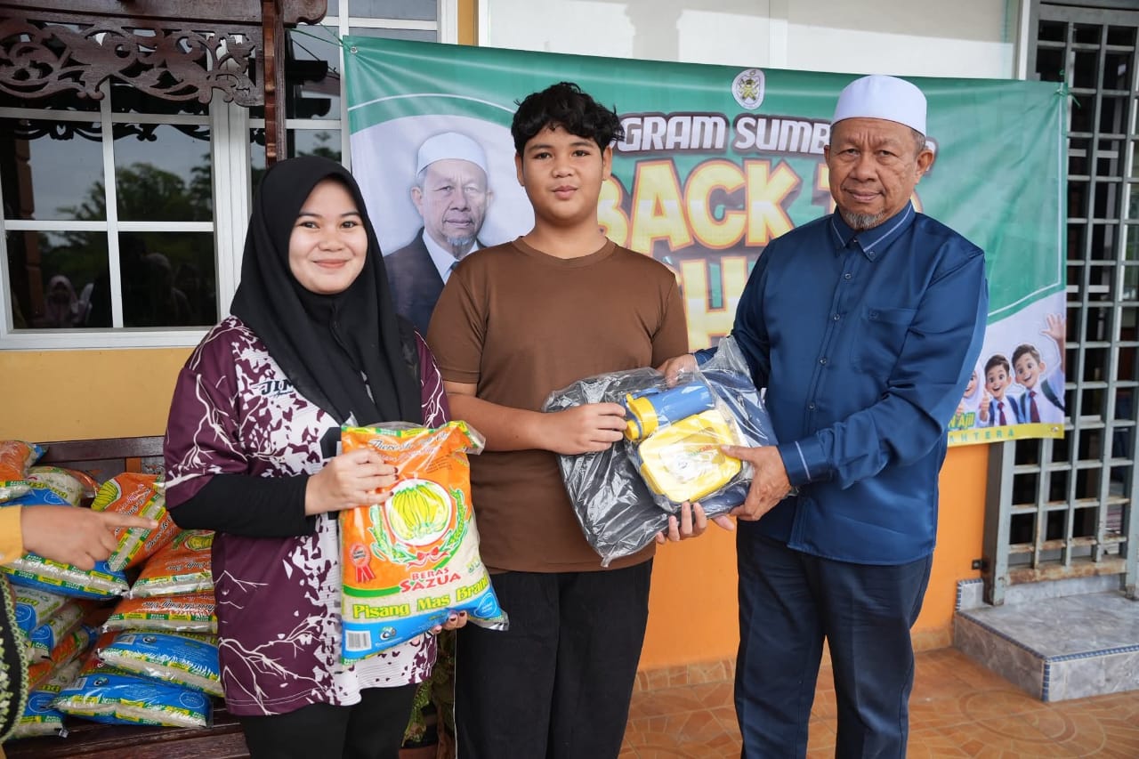 200 Pelajar Terima Sumbangan Barangan Sekolah di DUN Ajil