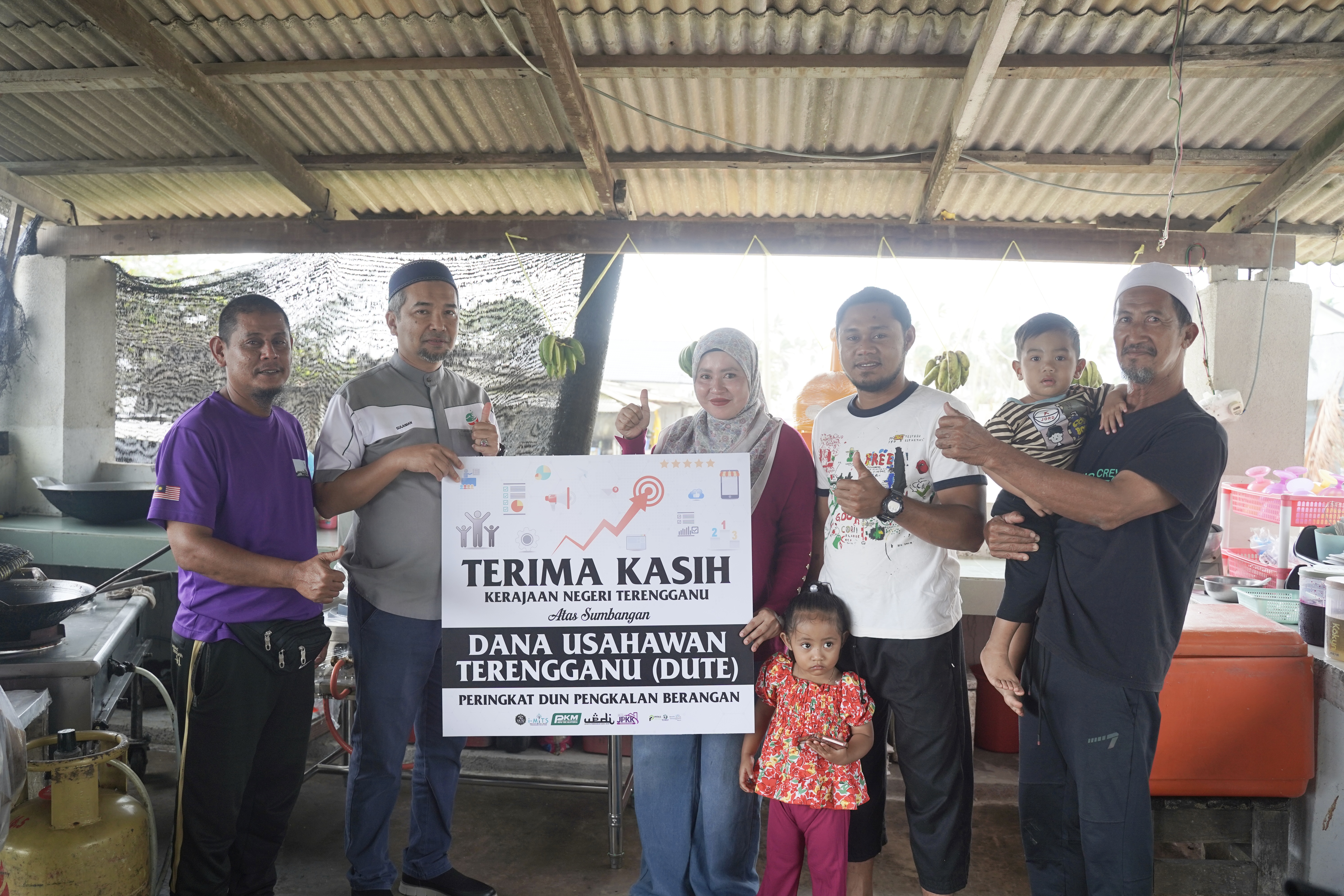 Peniaga Kecil Bersyukur Terima Bantuan Peralatan Niaga