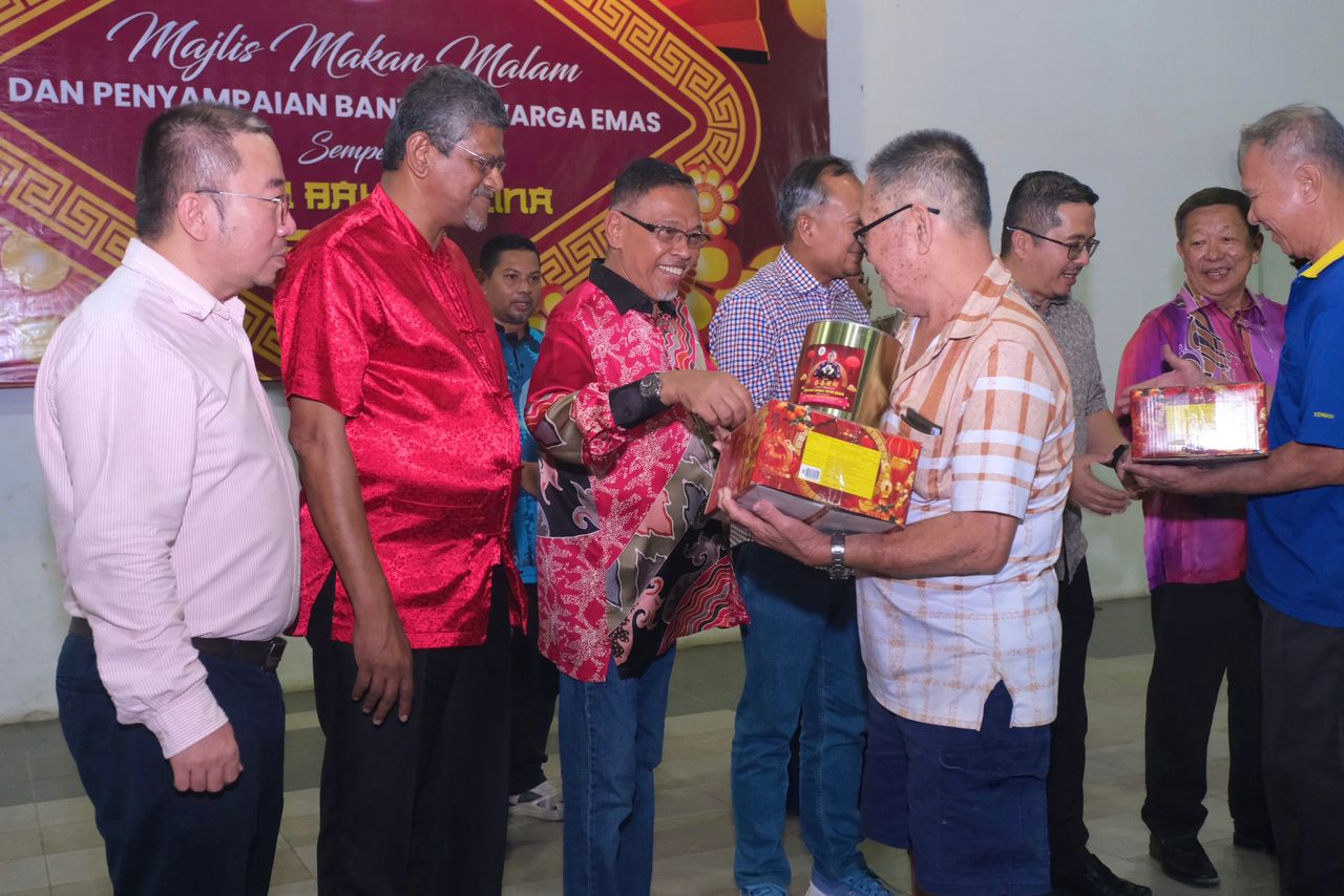 400 Warga Emas DUN Cukai Terima Sumbangan Sempena Tahun Baru Cina