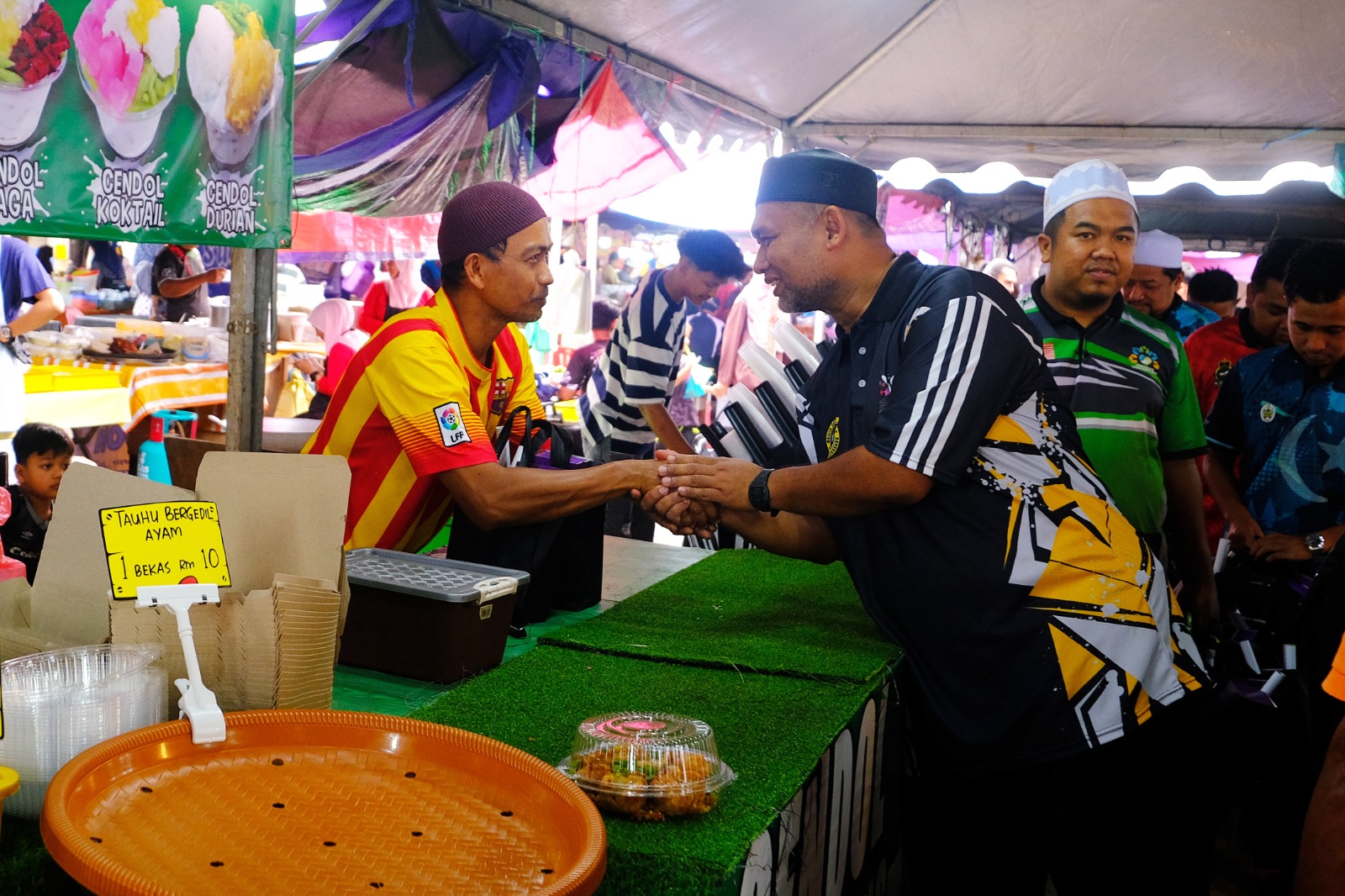 185 Peniaga Bazar Ramadan Pasar Manir Terima Sumbangan PKM Manir