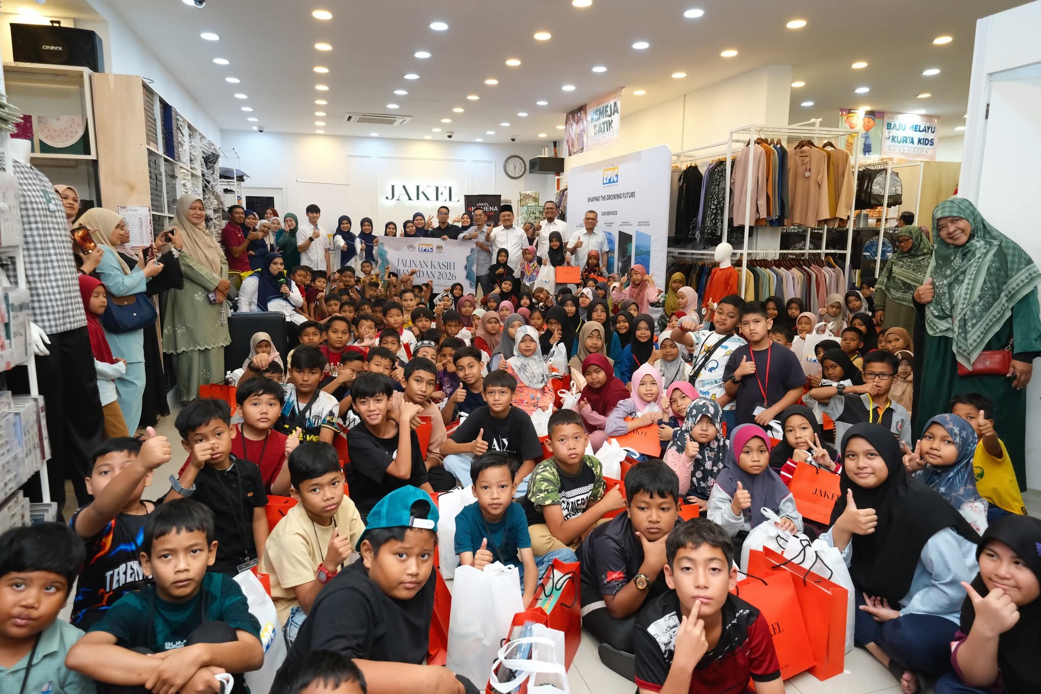 Syarikat Terengganu, Epic Berhad Agih Baju Raya Buat 140 Anak Asnaf