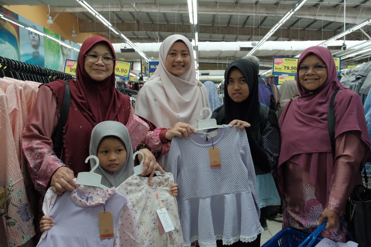 YB, Anak Syarikat Belanja Keluarga B40 Baju Raya