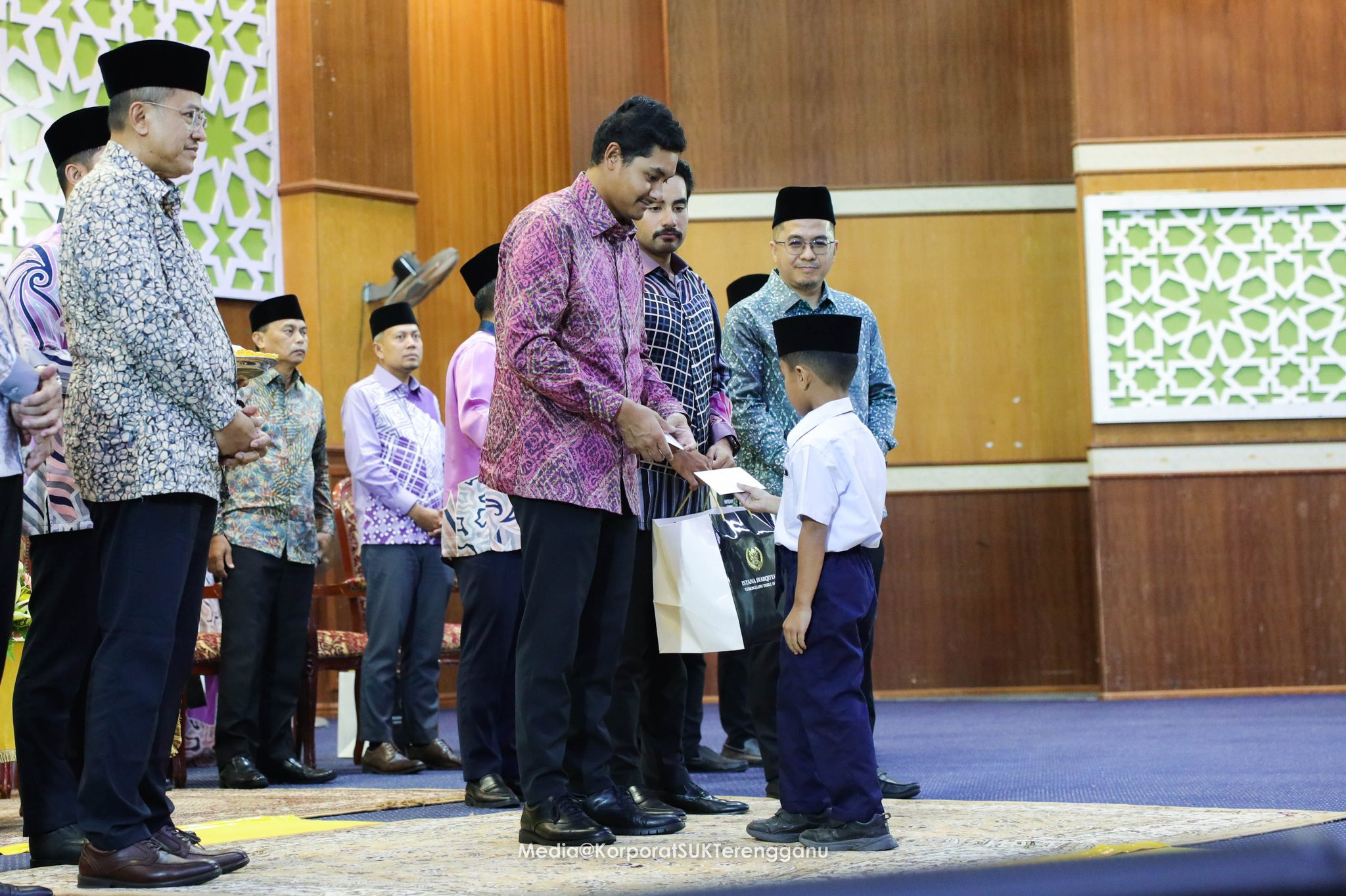 Sentuhan Kasih Diraja : 300 Pelajar Terima Kurniaan Hari Raya