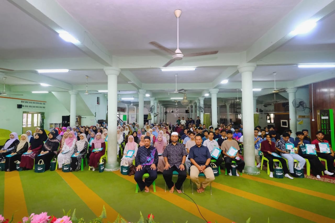 107 Pelajar Cemerlang DUN Manir Terima Anugerah