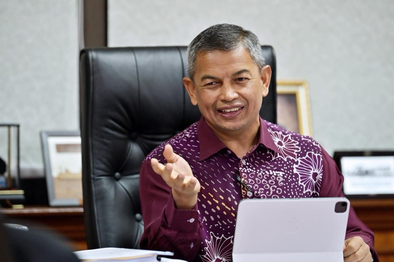 'Bukan Projek UMNO atau PAS, Itu Duit Kerajaan' - Dr Azman