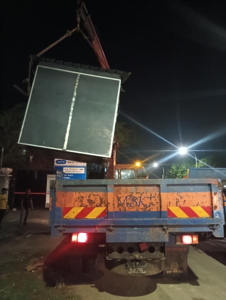 MBKT Bertindak Selepas Aduan Awam, Gerai Depan Masjid Wakaf Tembesu Dialih
