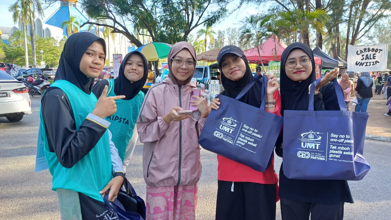 UMT Sebar Kempen Perangi Plastik Sekali Guna