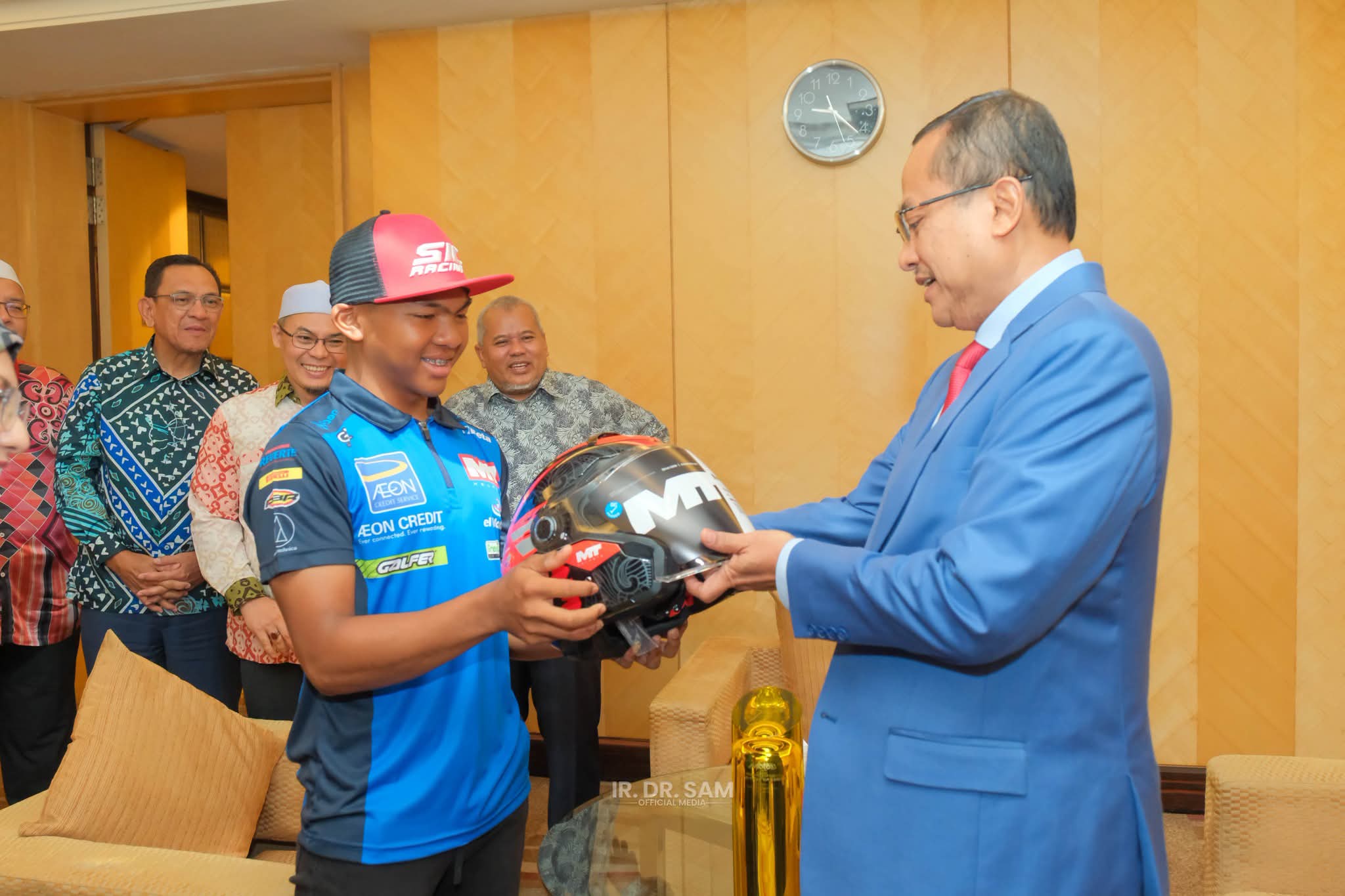 Hakim Danish Hadiah Helmet kepada MB Terengganu