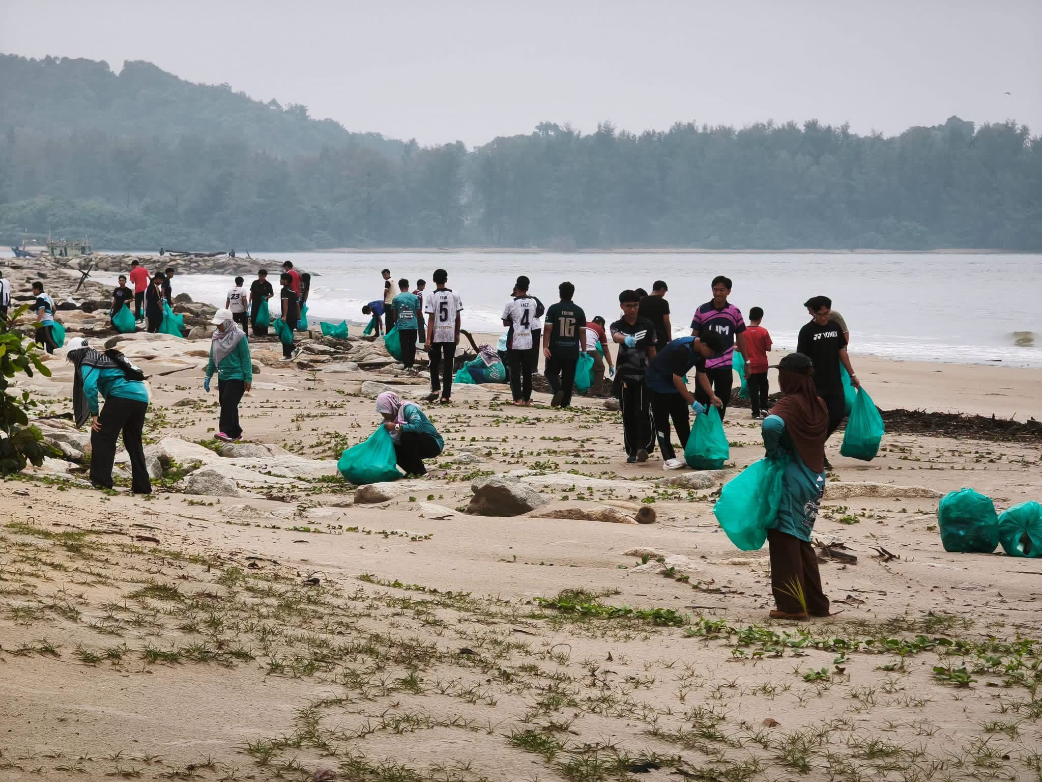 Pantai Kuala Kemaman Diserbu 73 Sukarelawan, 212Kg Sampah Berjaya Dikumpul