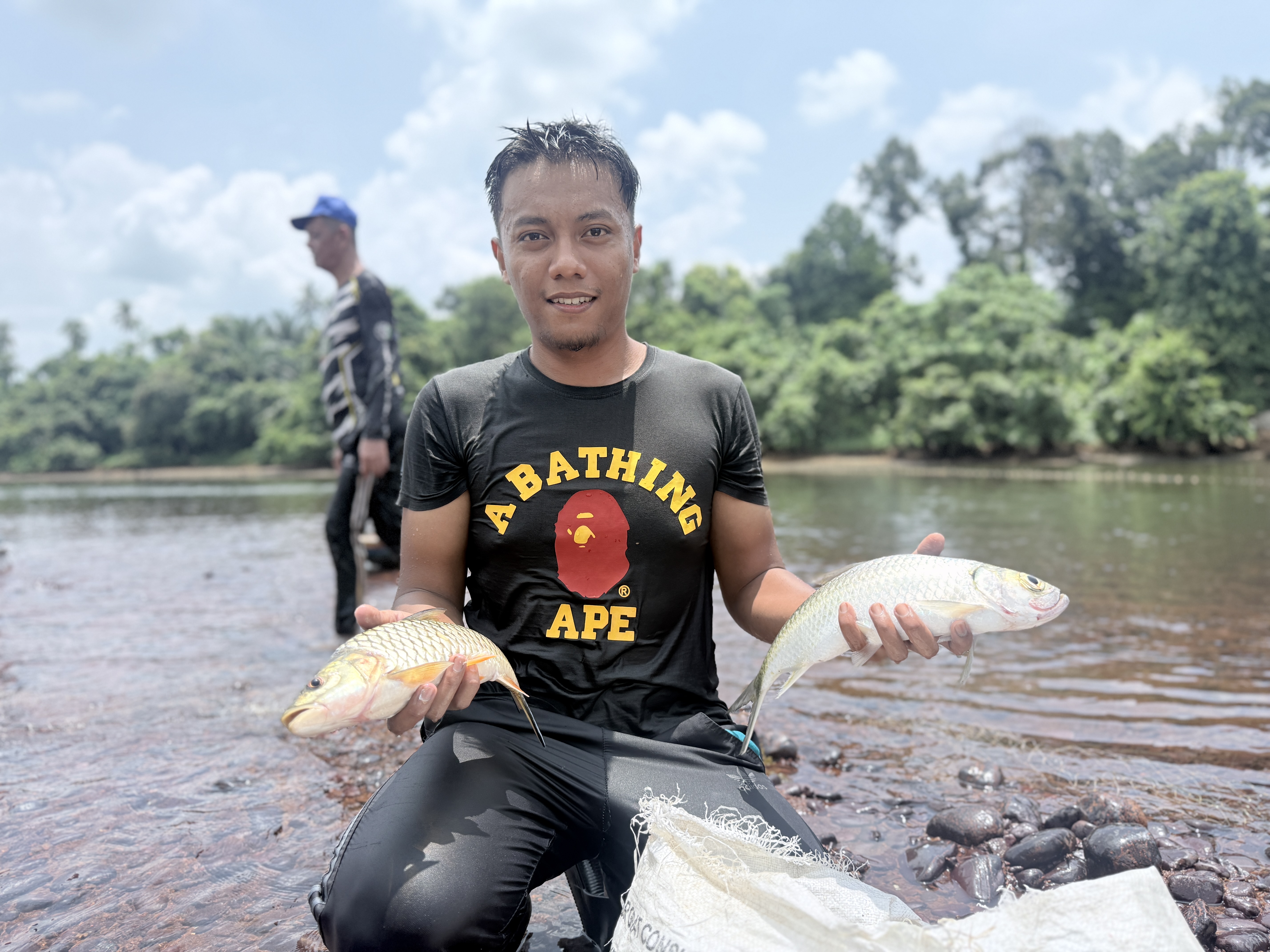 Penduduk Kampung Dusun Manfaatkan Air Surut Untuk ‘Ngambak Ikan’