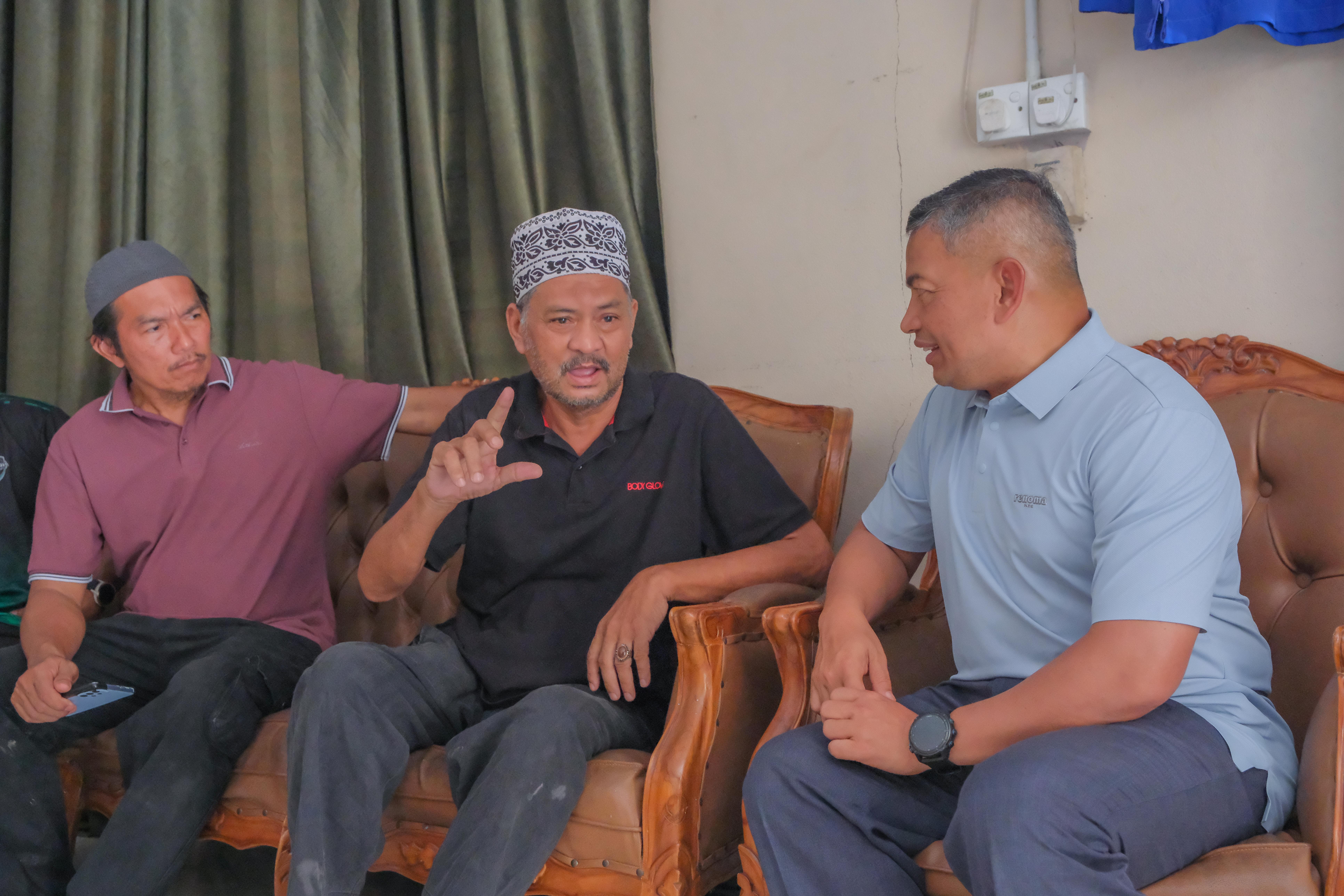 Berbeza Politik Tidak Batas Hubungan, Dr Azman Ziarah JPKKP Kg Apal