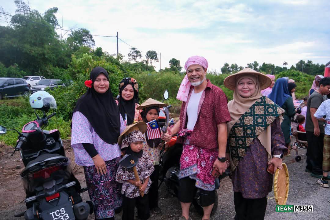 Cangkul, Sabit Jadi Prop, Anak-anak Hayati Nostalgia Sawah