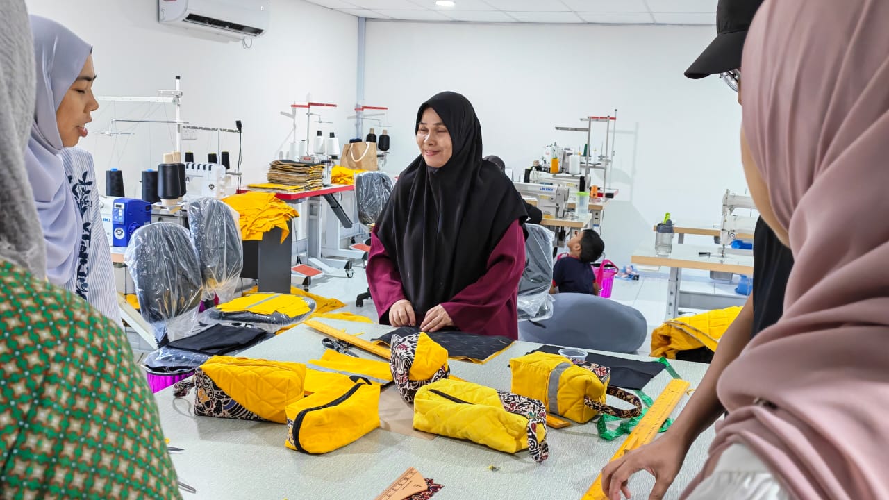 Pusat Jahit Mesra Komuniti Dun Kemasik Beri Nilai Baharu Bahan Terpakai