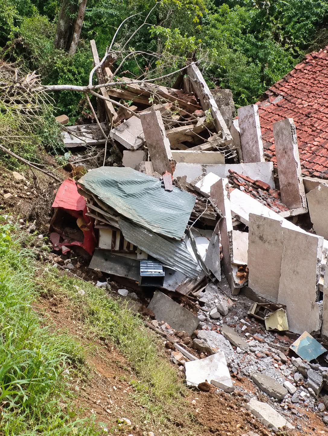 Lori Meluncur Ke Kawasan Jalan Runtuh Aring, Suami Isteri Selamat
