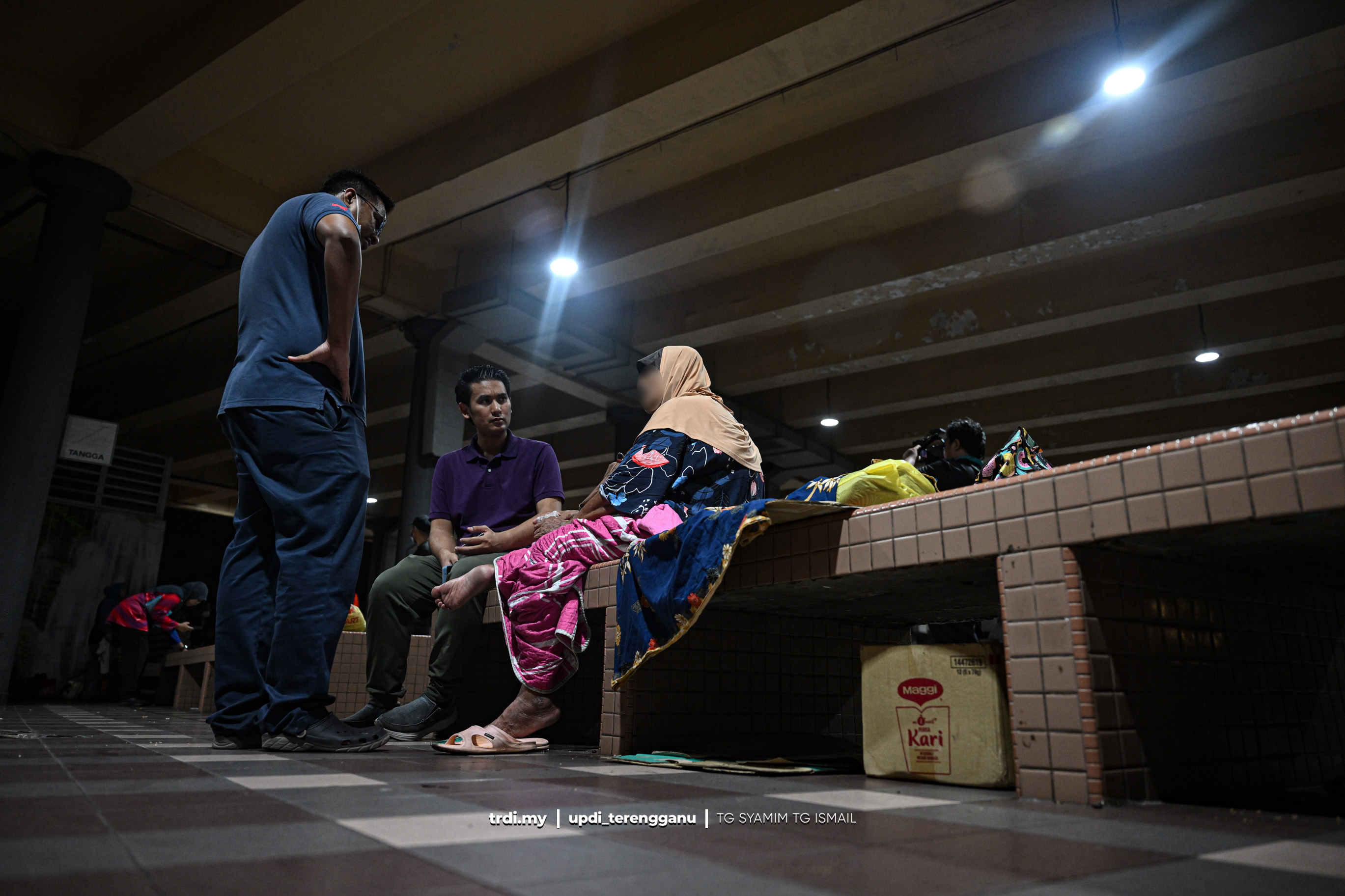 "Takut Tidur Seorang Diri Di Rumah Sebab Anak Kerja" - Gelandangan