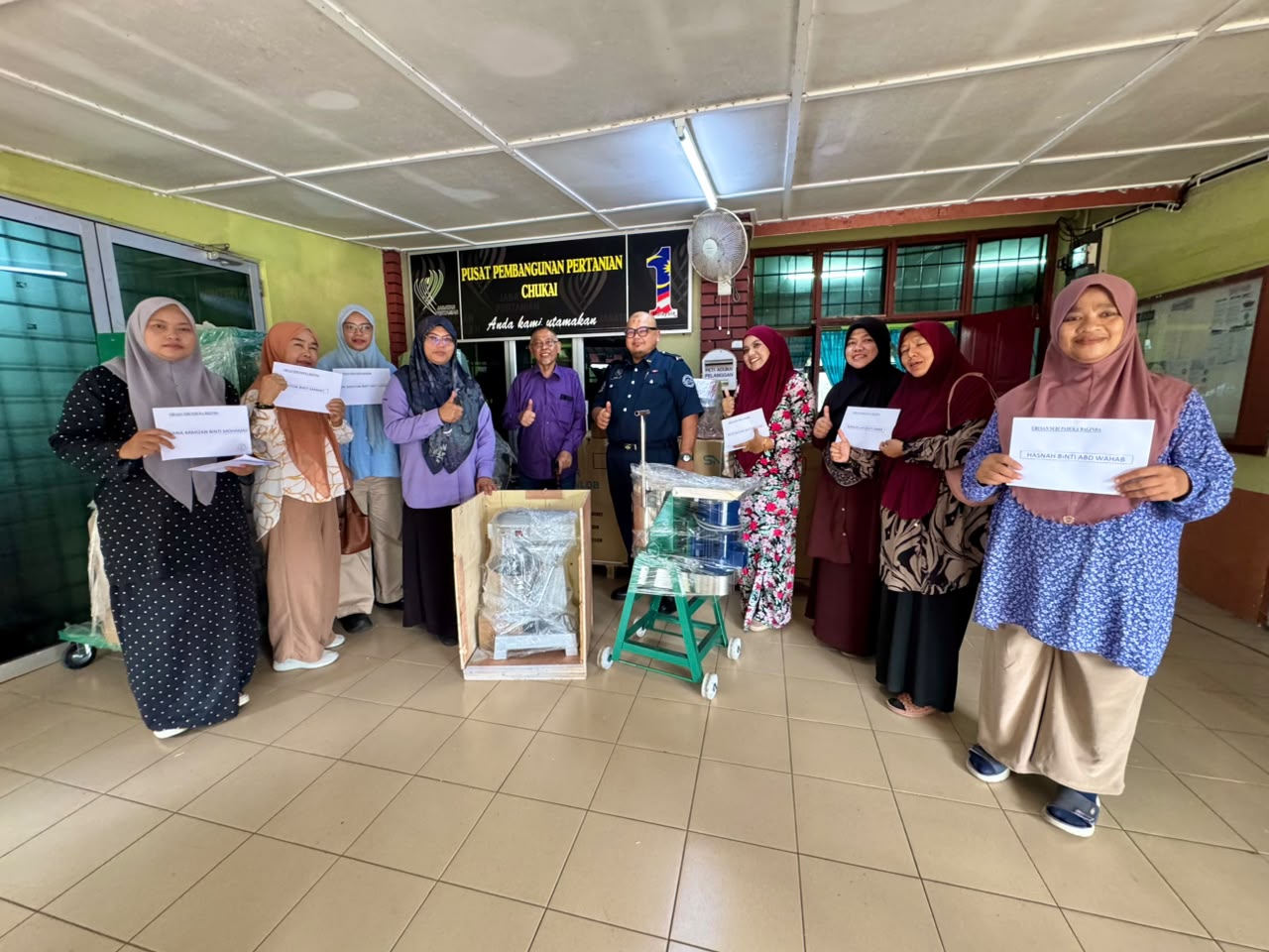 Noor Baizura Terharu Terima Bantuan Peralatan Industri Asas Tani