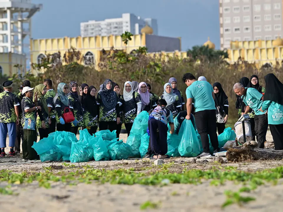 173.5kg Sampah Monsun Dikutip Di Pantai Batu Buruk