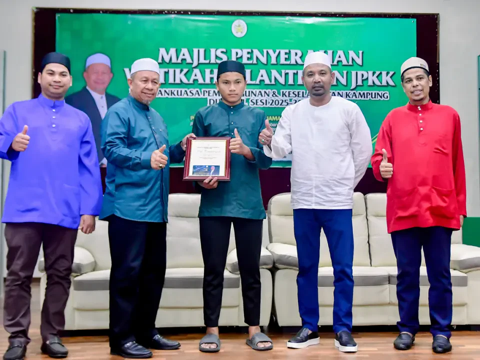 Remaja Selamatkan Lima Kanak-Kanak Lemas Terima Anugerah Wira Remaja