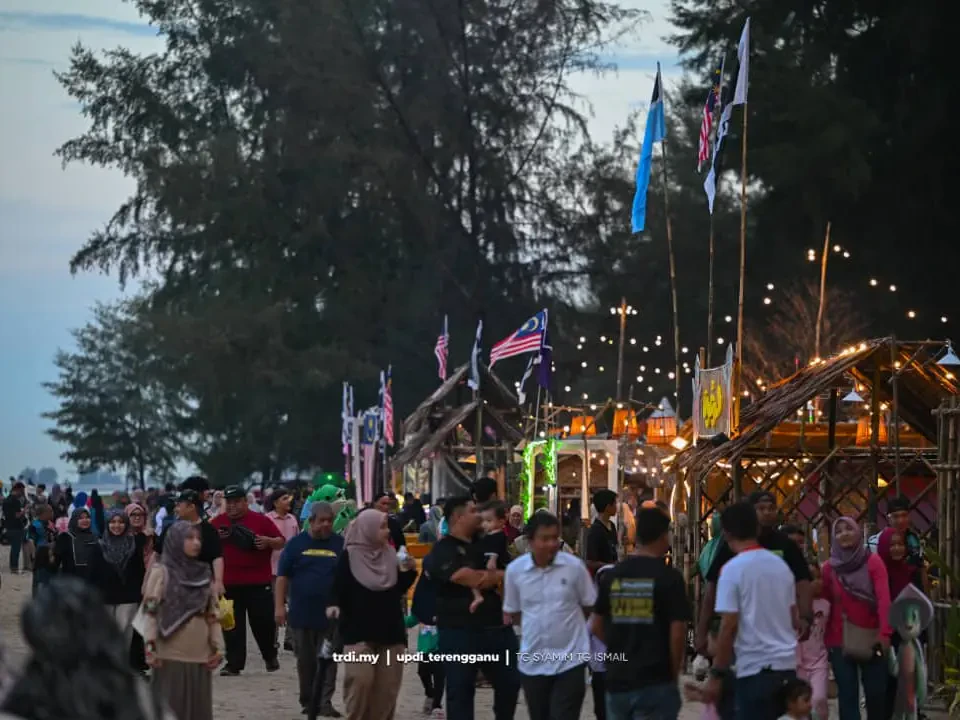 Karnival Pantai Diserbu Lebih 130,000 Pengunjung, Hujan Bukan Penghalang