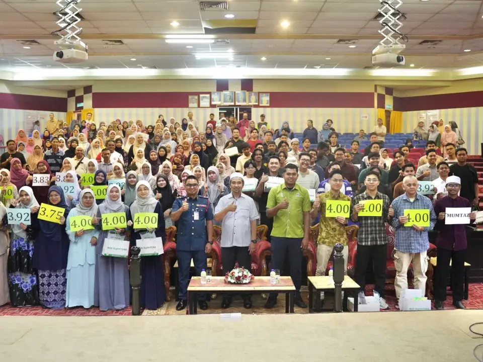 235 Pelajar Pengkalan Berangan Terima Sumbangan Awal IPT