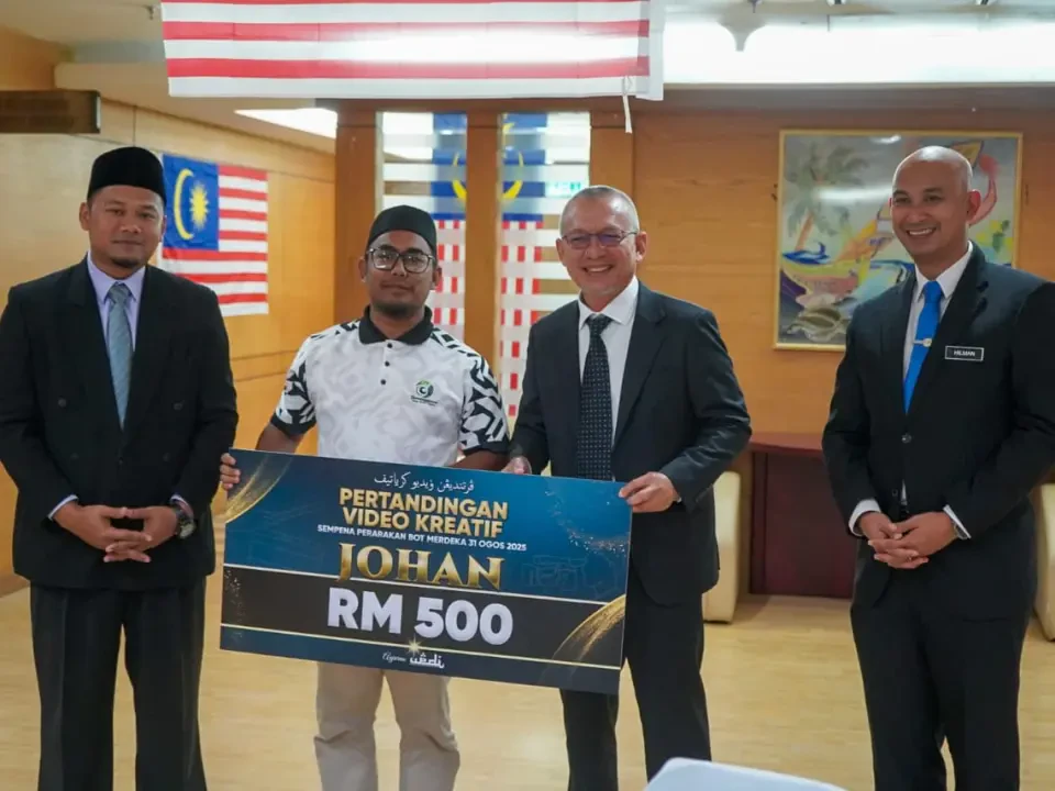 Pemenang Pertandingan Video Kreatif Perarakan Bot Merdeka 2025 Terima Penghargaan