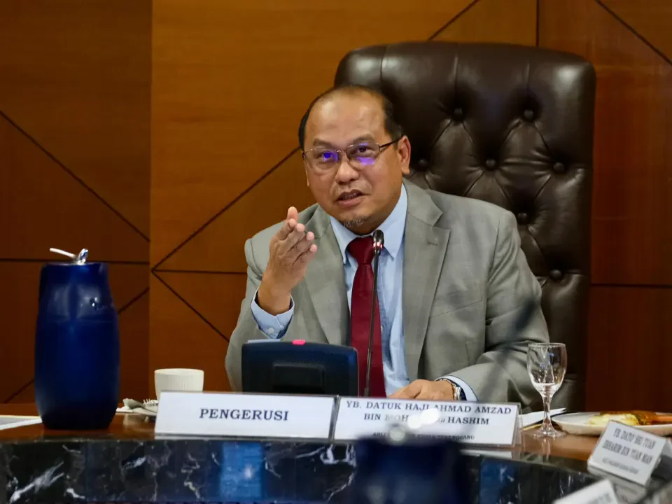 Ahmad Amzad Bawa Usul Tergempar Di Dewan Rakyat Berhubung Jemputan Trump