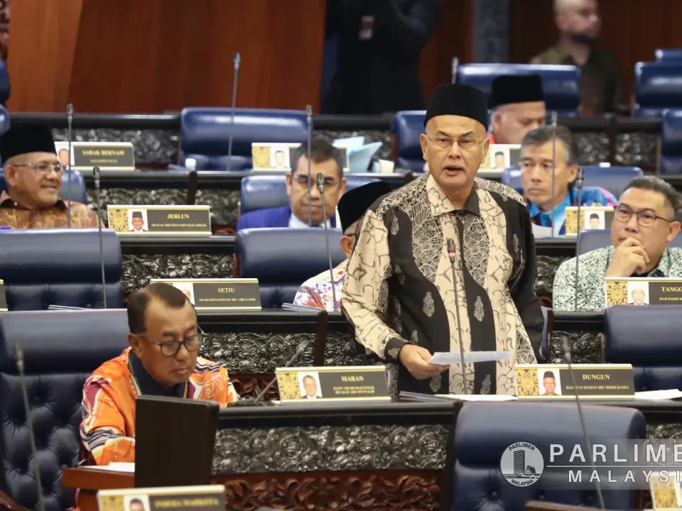 Hidangan Arak Langgar Pekeliling, Jawapan Menteri Tidak Memuaskan